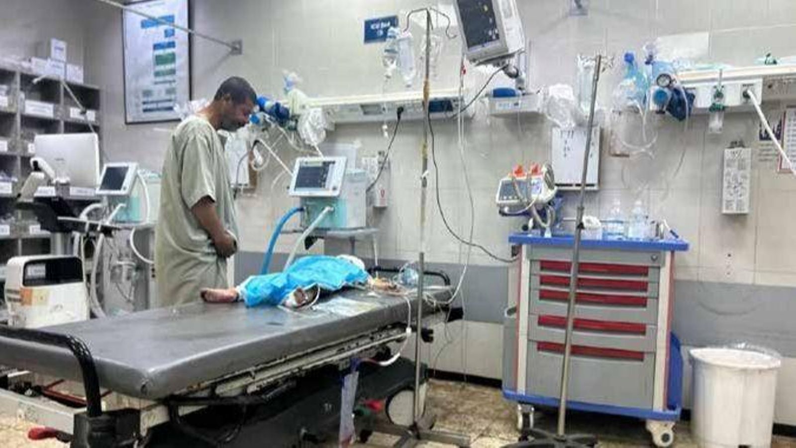El padre de Nasser, de 2 años, lo acompaña momentos previos a su muerte. Un bombardeo del ejército israelí le produjo lesiones cerebrales incompatibles con la vida (Jan Yunis, 13 de junio de 2025).