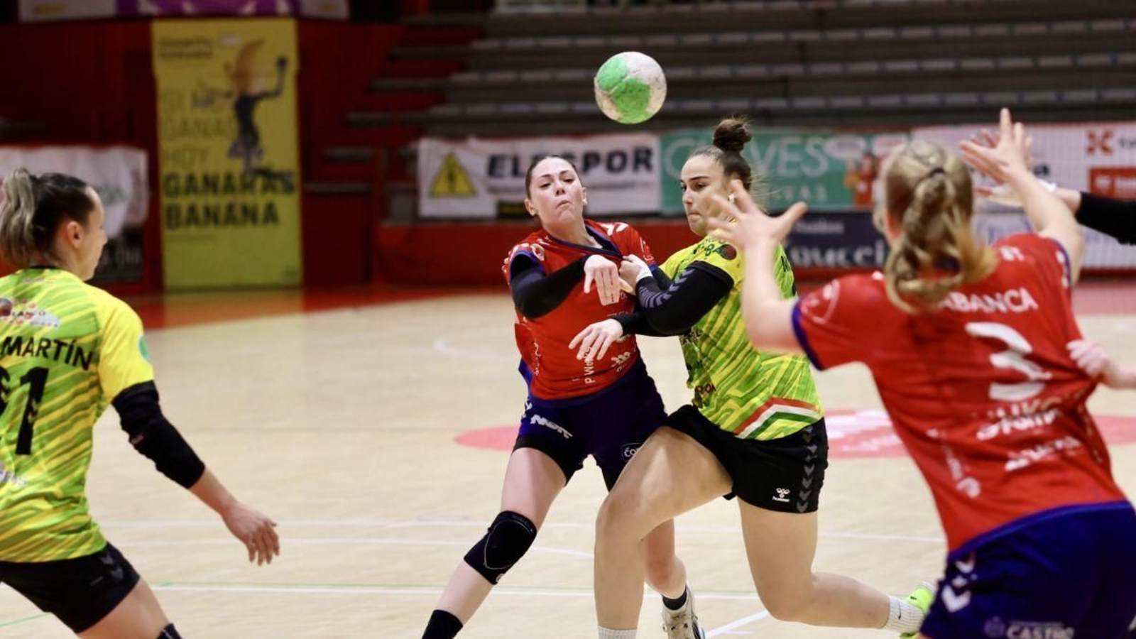 Sarai Samartín asoma en tareas defensivas  durante su regreso ayer el Municipal porriñés.