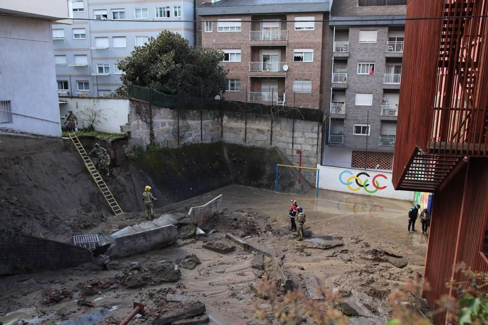 Patio del Colegio Cardenal Cisneros de Ourense, inundando. JOSÉ PAZ