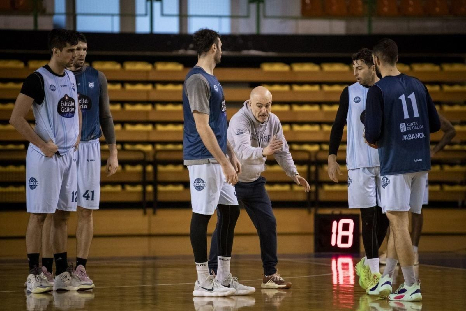 Félix Alonso charla con Mendikote durante un entrenamiento.
