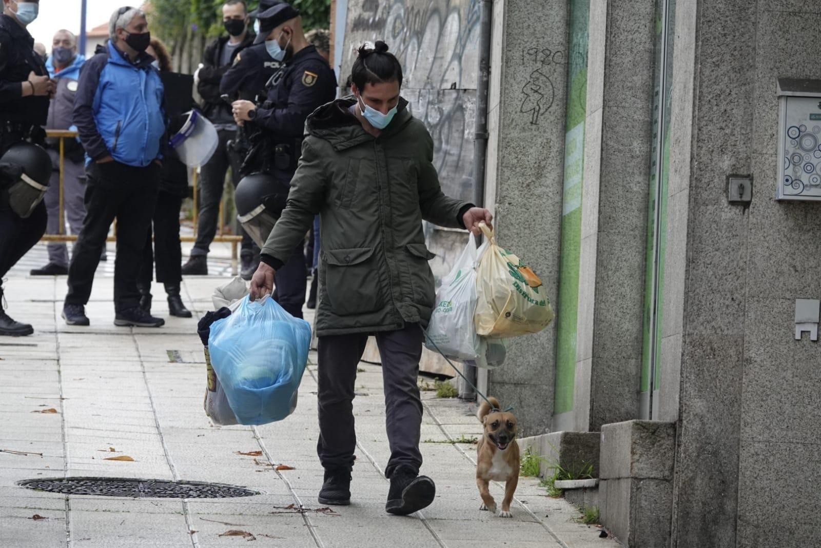 La Policía Nacional desaloja el edificio okupado en la Gran Vía de Vigo // Vicente