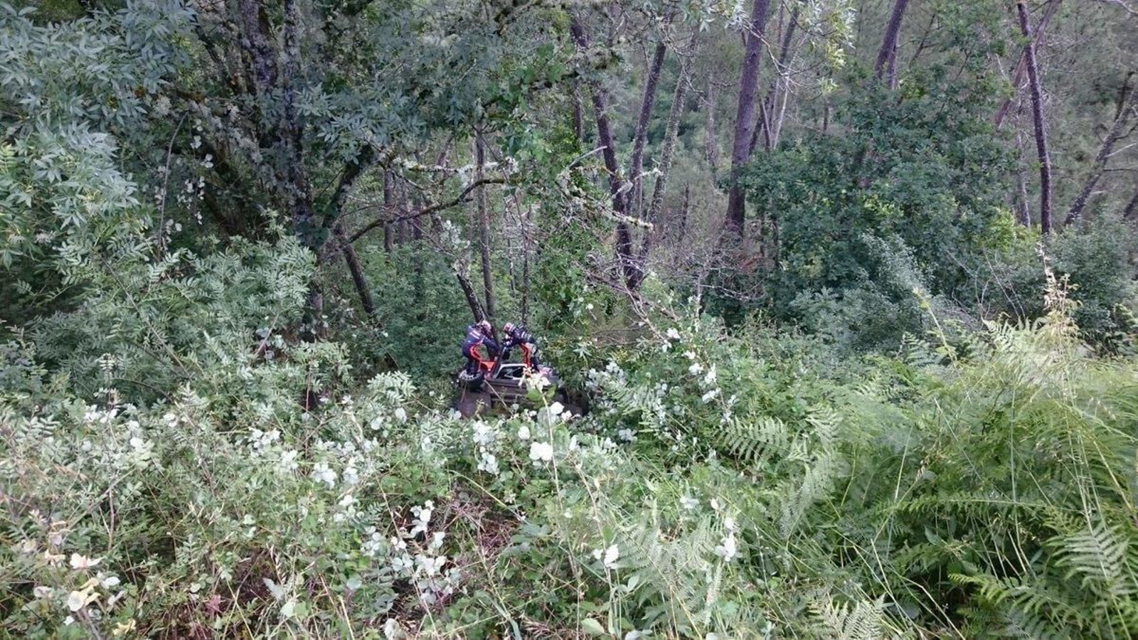 Los dos pilotos en el fondo del barranco.
