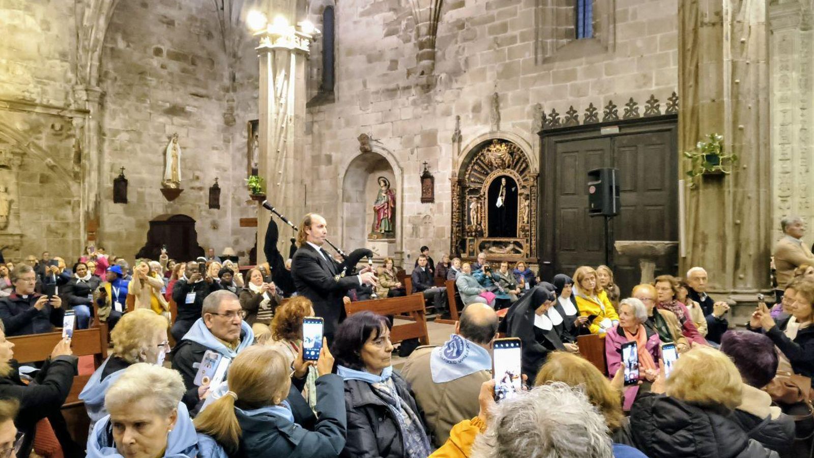 El gaiteiro pontevedrés Óscar Ibáñez, al inicio de la ceremonia.