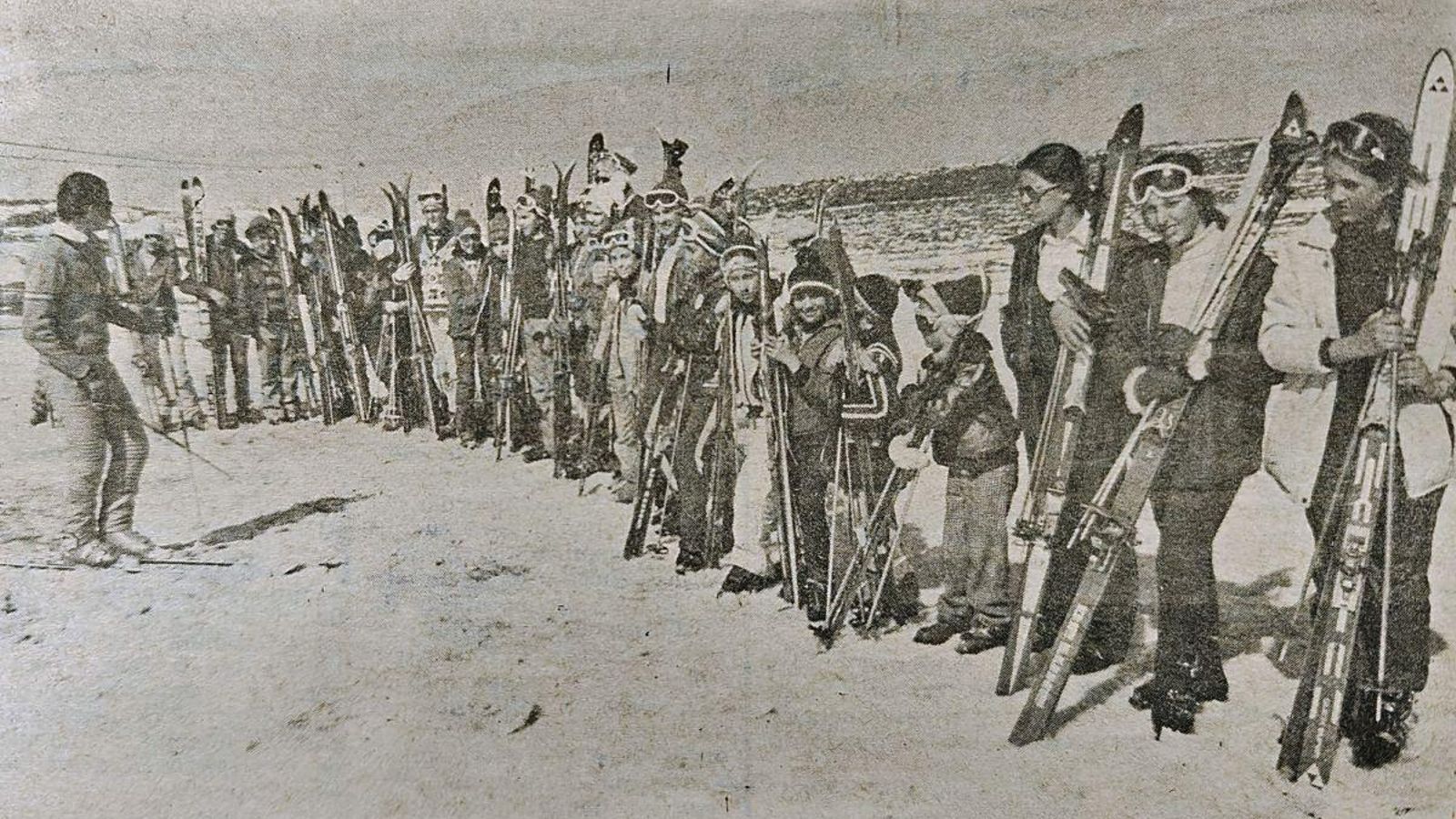Cursillistas en Cabeza de Manzaneda siguiendo las instrucciones del director de la Estación Pepe Senra.