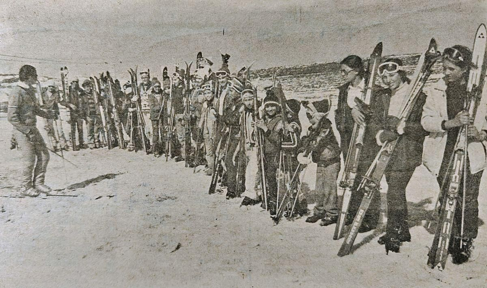 Cursillistas en Cabeza de Manzaneda siguiendo las instrucciones del director de la Estación Pepe Senra.