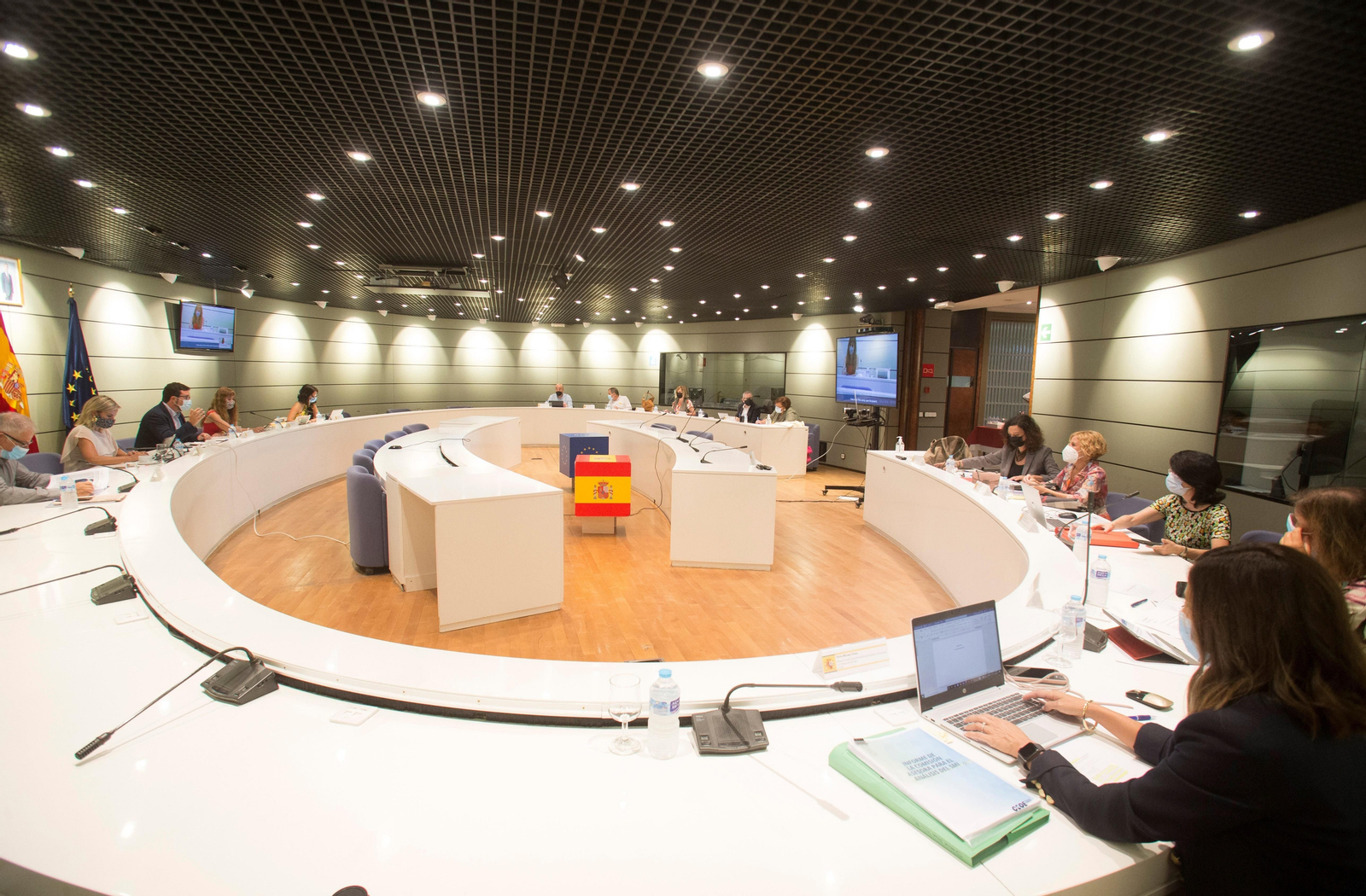 Reunión del Gobierno y los agentes sociales  para tratar la subida del salario mínimo.