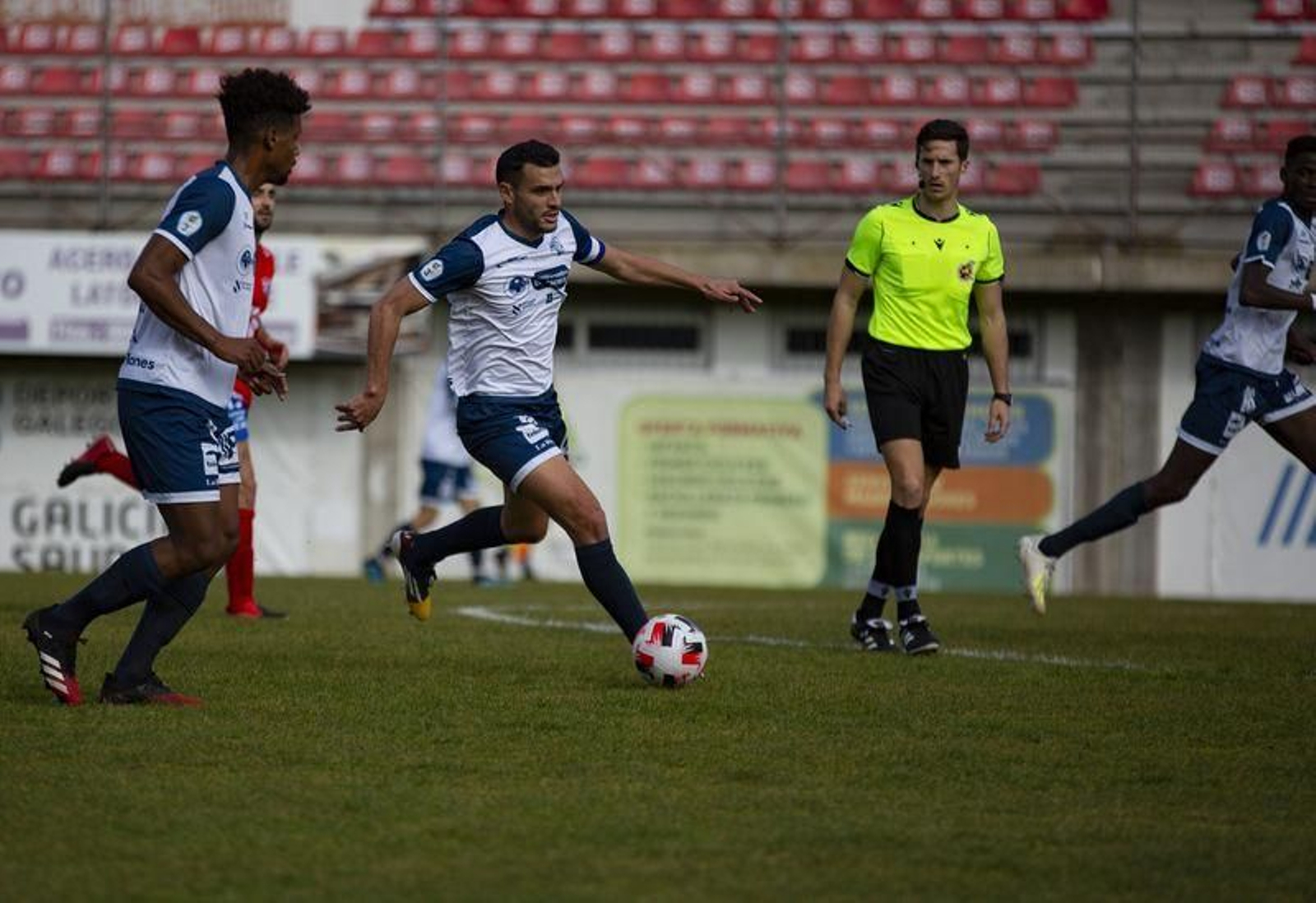 Josu conduce la pelota en un partido jugado en el campo de O Couto (XESÚS FARIÑAS).