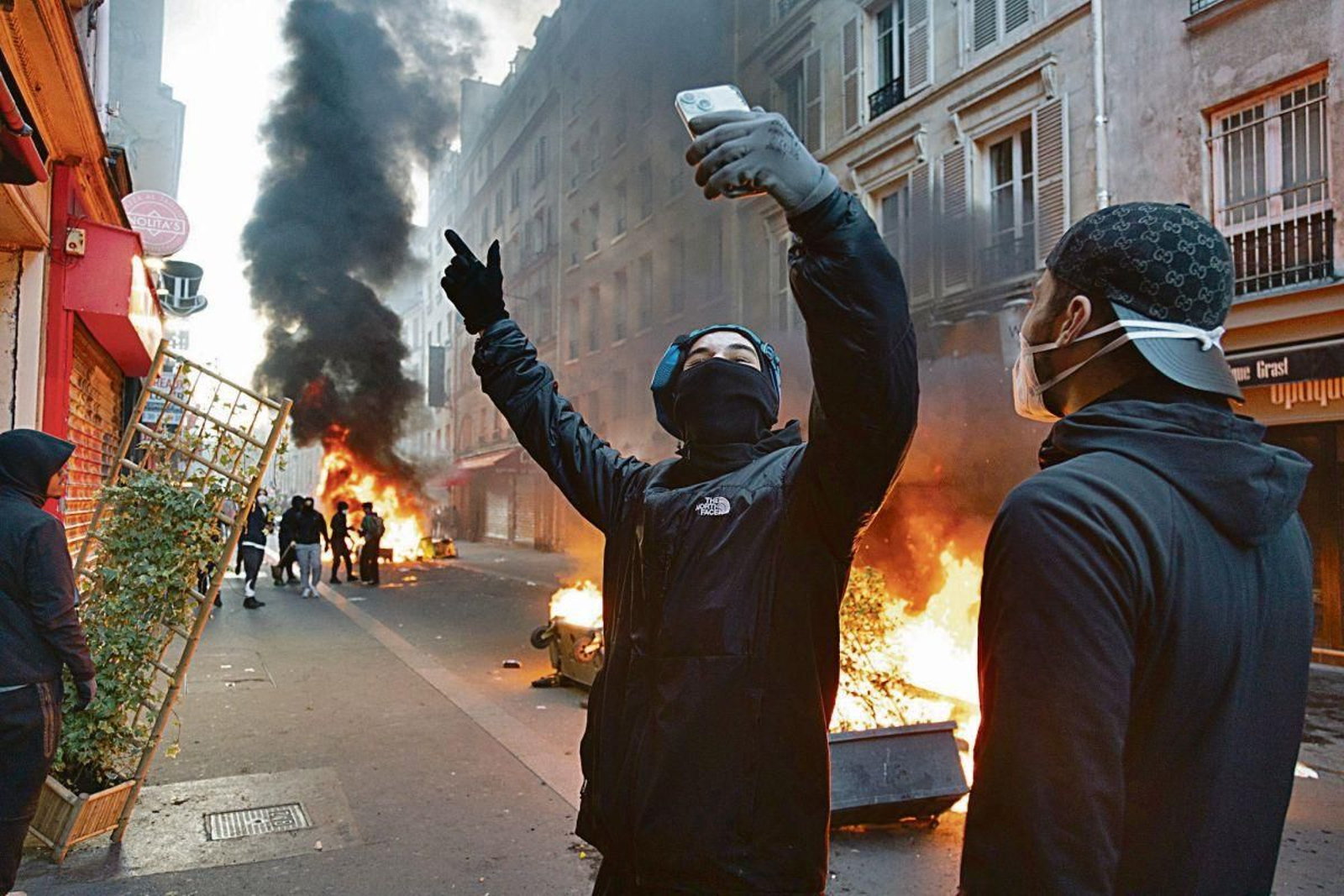 Varias personas protestan cerca de la plaza de la República de París entre incendios y barricadas.