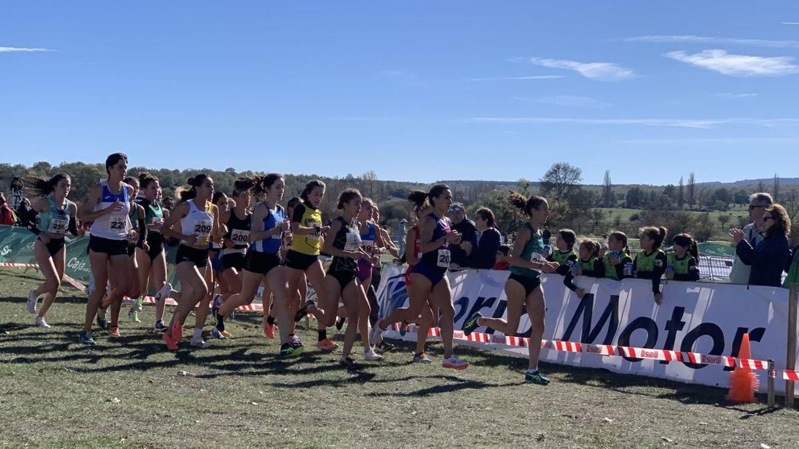 La fondista viguesa Ester Navarrete, en la segunda plaza del grupo durante el pasado cross de Soria.