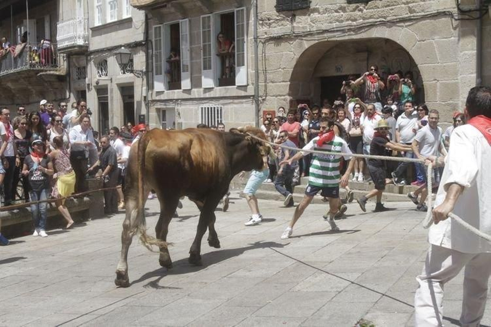 A xente escapando do boi na última xornada de festa. (MIGUEL ANGEL)