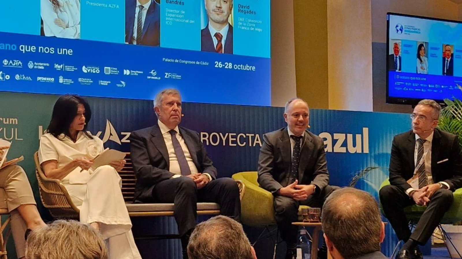 David Regades, a la derecha, ayer en Cádiz en el encuentro de zonas francas.