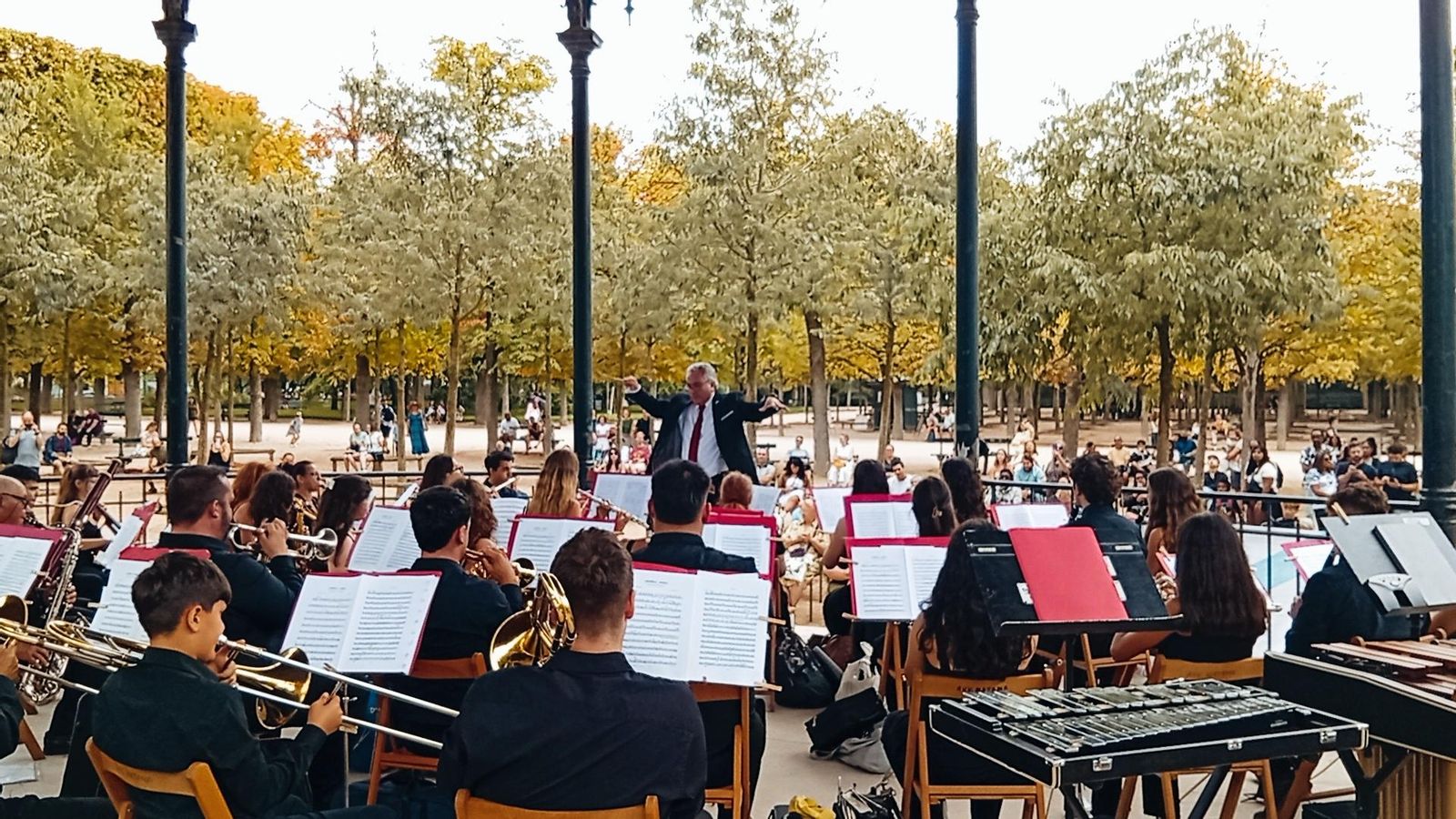 Los músicos en plena actuación