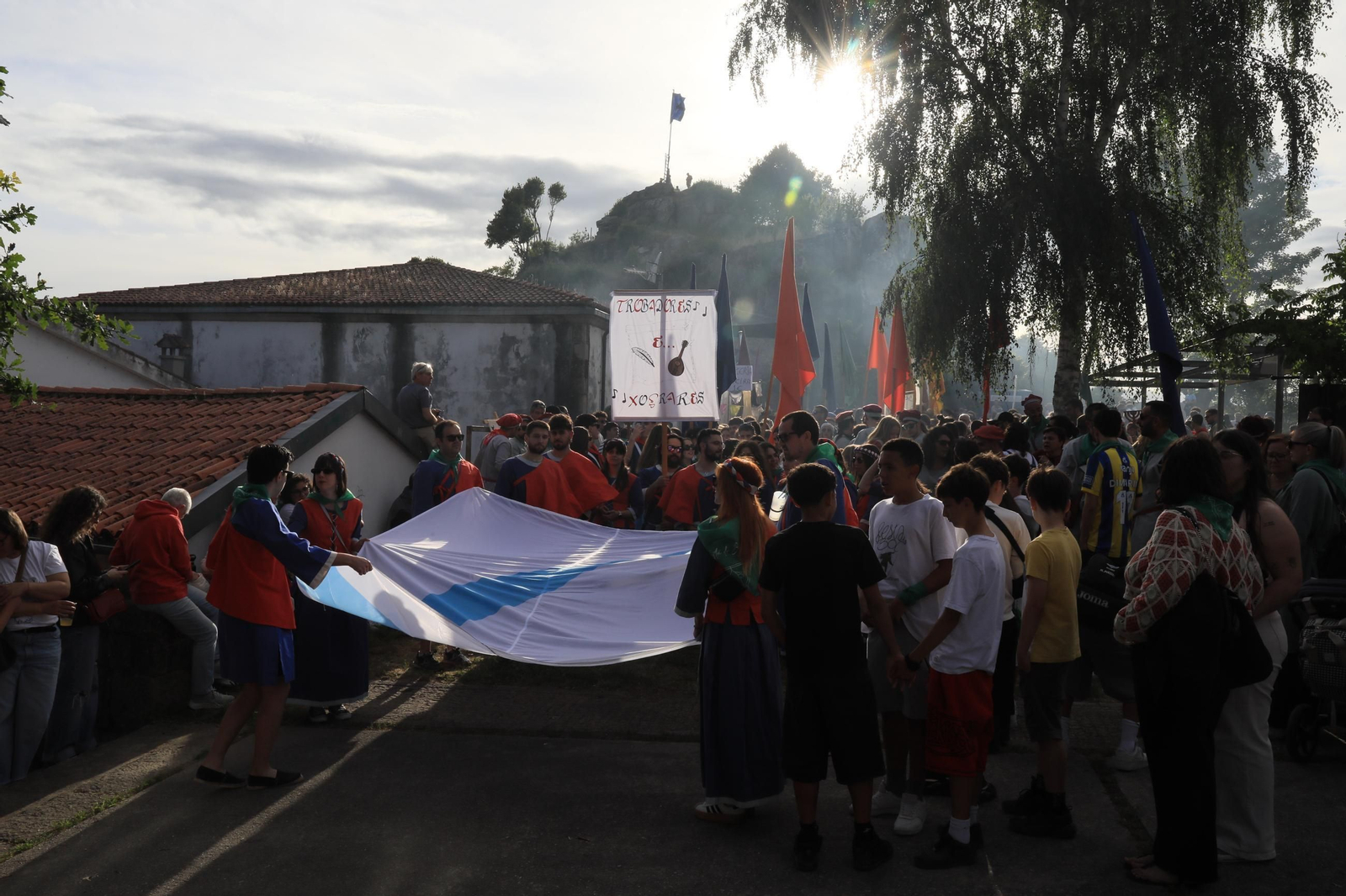 Galería |  Allariz disfruta con  la recreación de la bandera con “Zes Pereiras” y “De Pé Feito” en las Festas do Boi