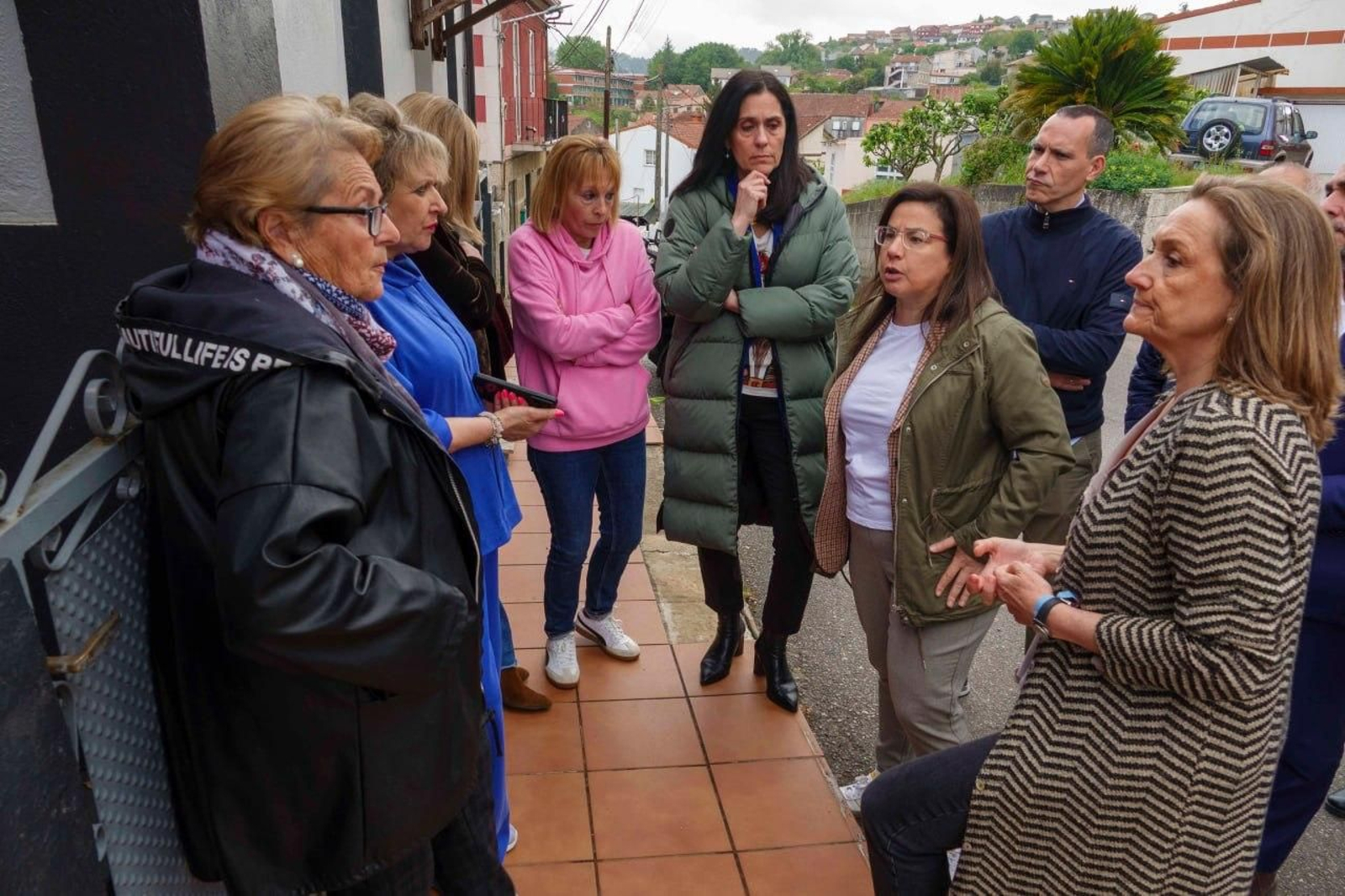 Diputadas del PP y Luisa Sánchez, en la zona de Cabral donde está la narcocasa