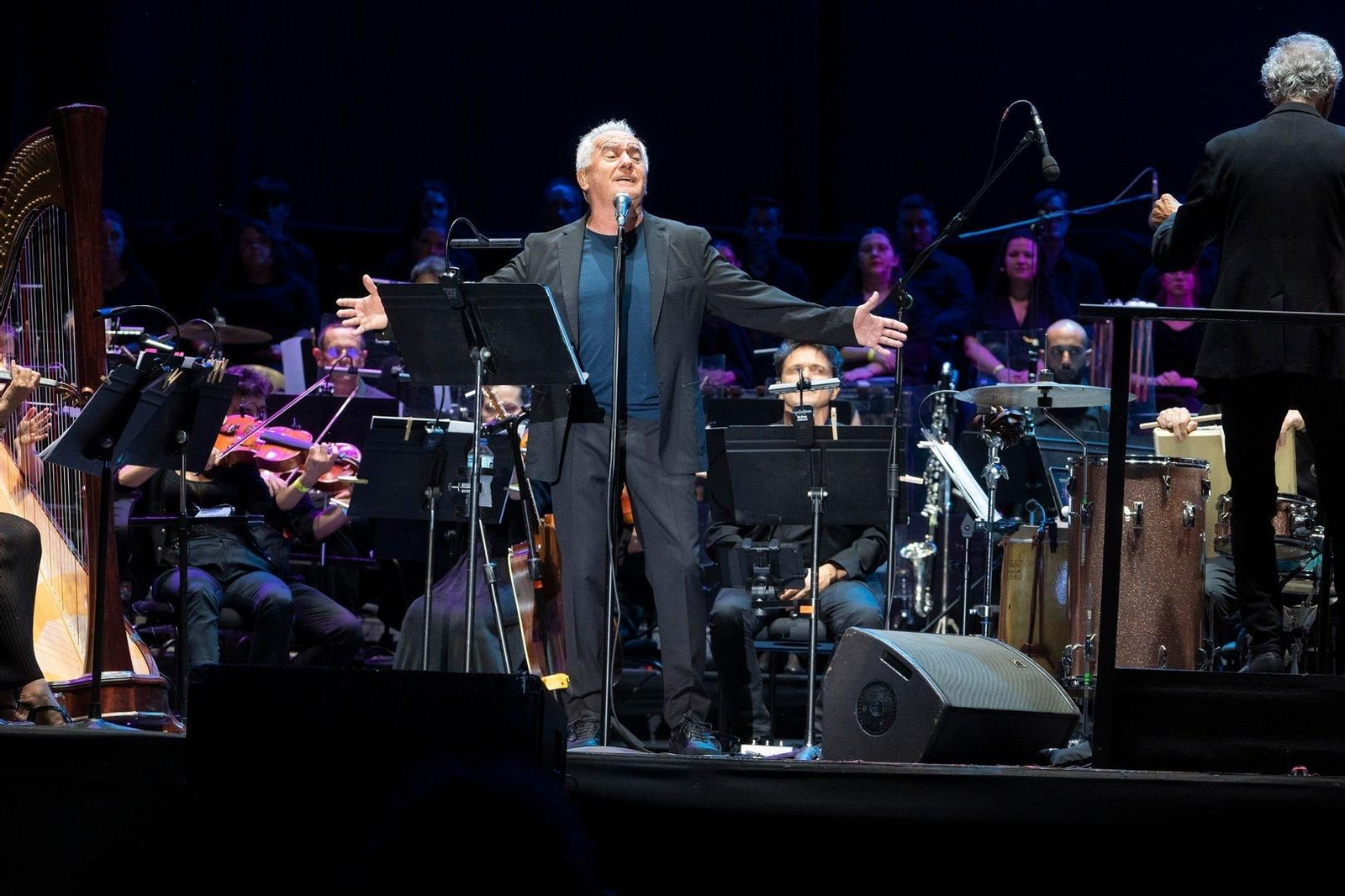 Víctor Manuel acompañado de la Real Filharmonía de Galicia.