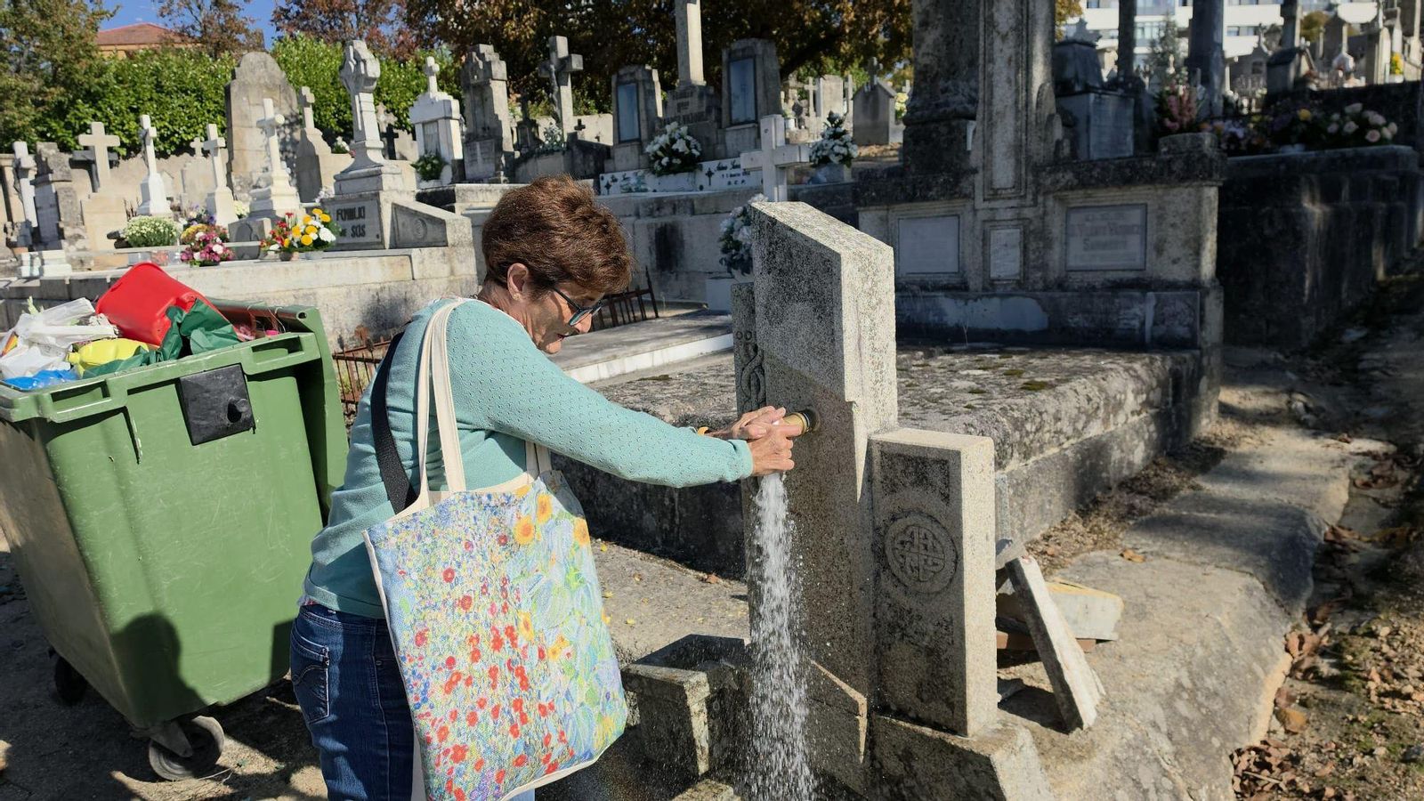 Mar Rial utilizando una de las fuentes del cementerio de San Francisco.