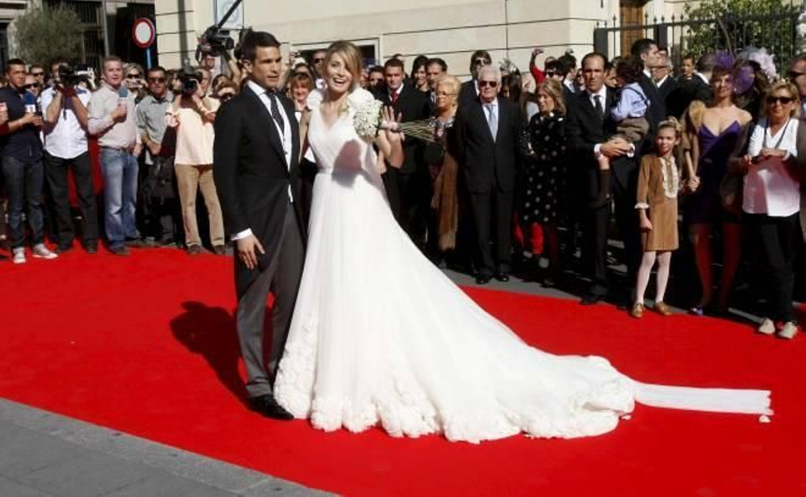El diestro José María Manzanares y la joven Rocío Escalona posan para los medios a su salida de la iglesia Nuestra Señora de Gracia.jpg