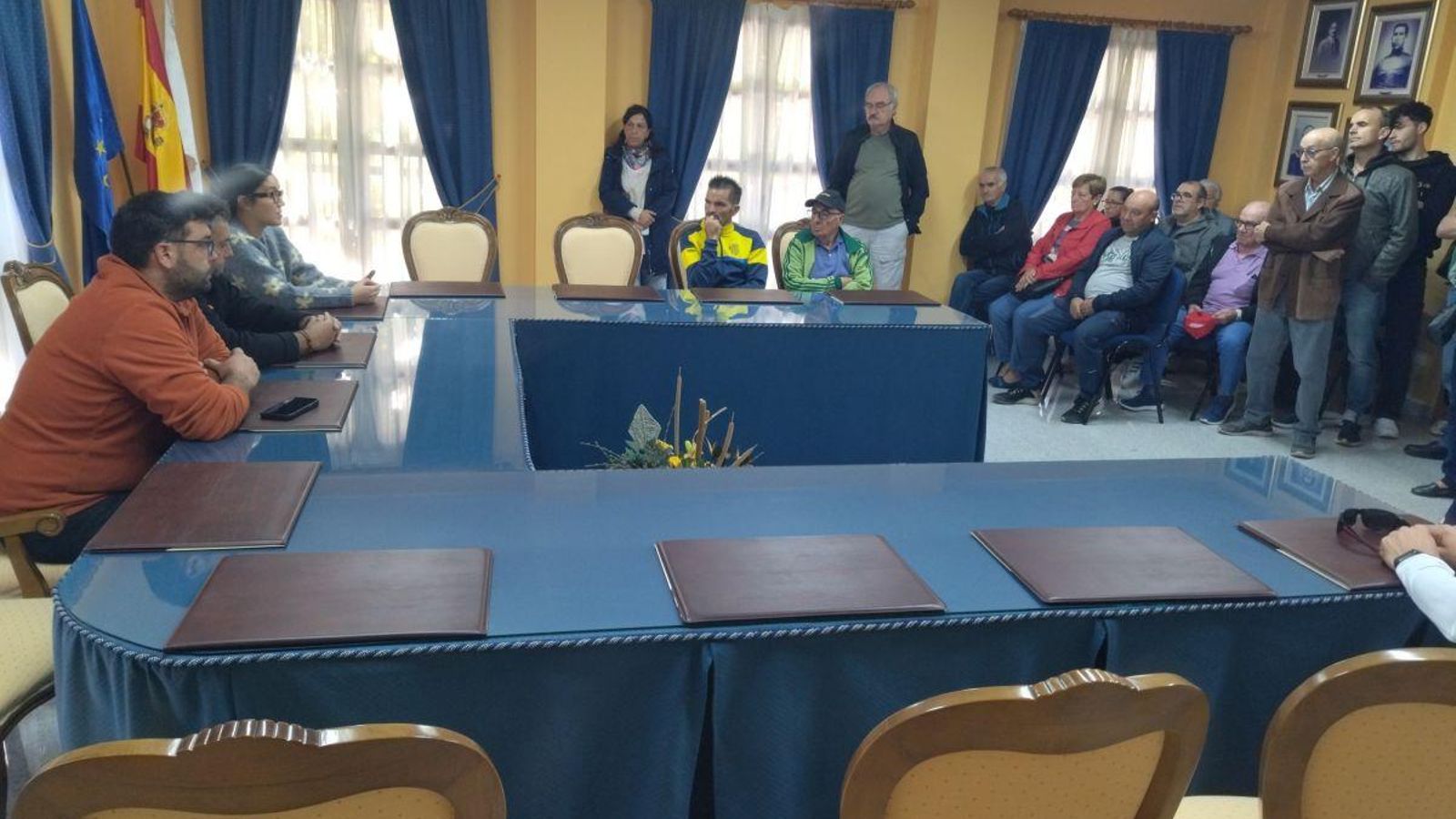 Camilo José Guerra, Carlos Vázquez y Sherezade Núñez, ante los vecinos de Arcos.