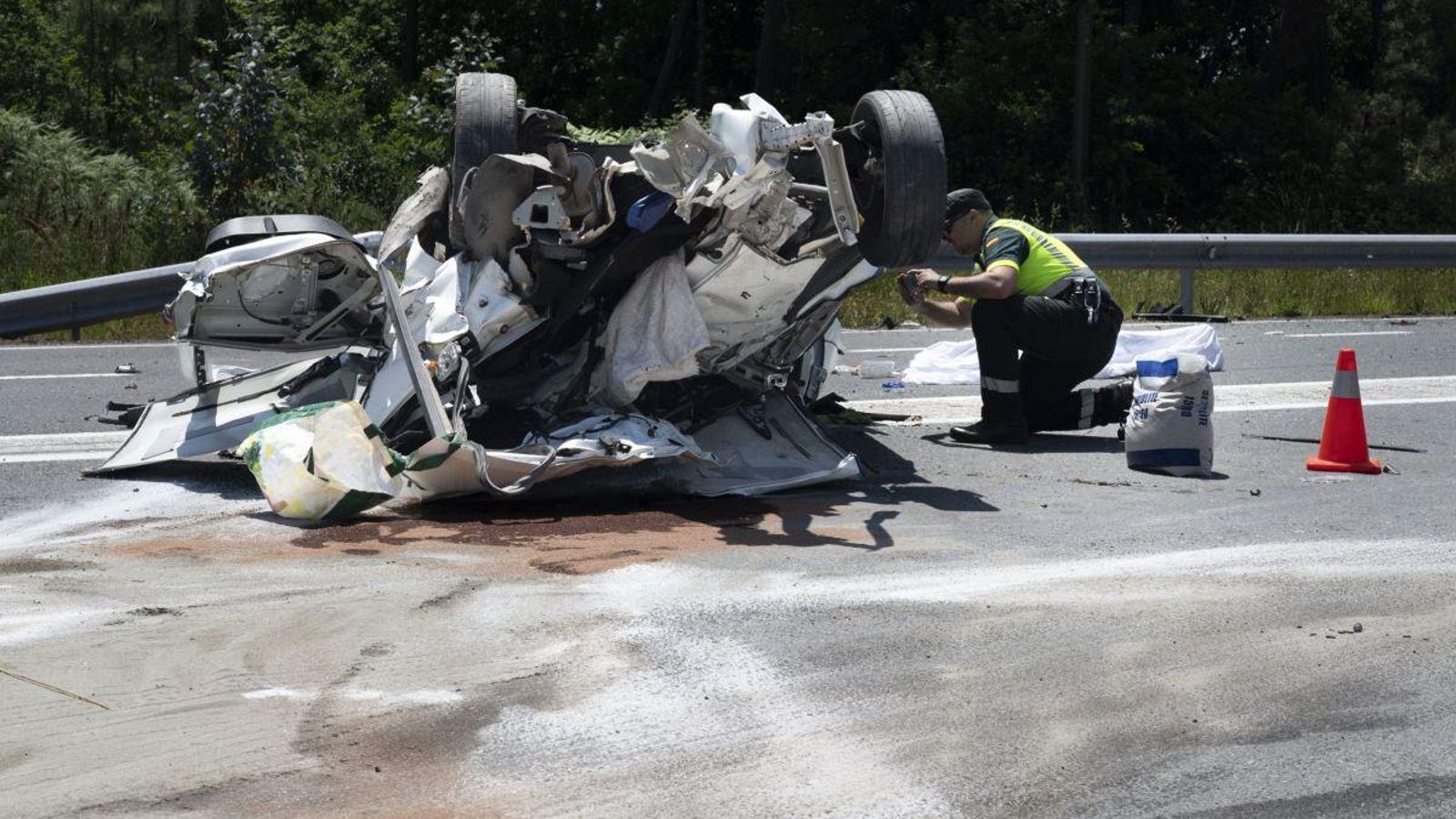 El Peugeot 2008 que conducía la mujer fallecida terminó volcado a consecuencia del impacto.