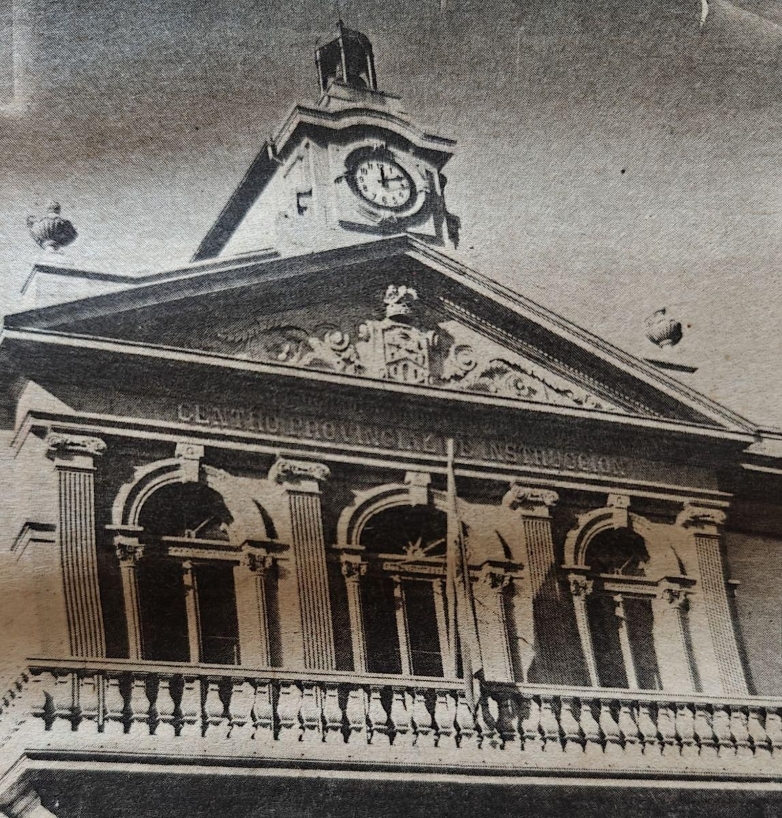 El nuevo reloj del Instituto de Orense, ya en funcionamiento.