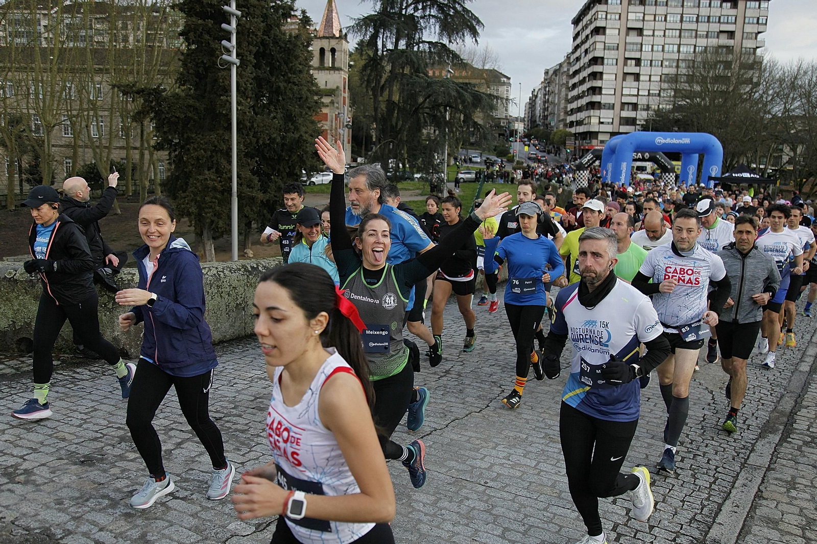 La salida de la prueba en el Puente Romano, con los competidores tomando posiciones desde el comienzo.