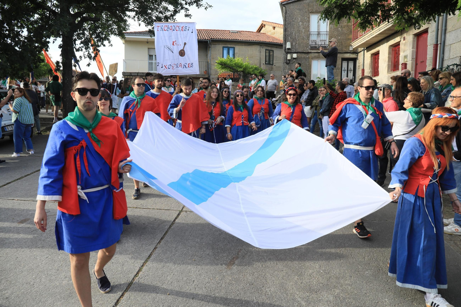 Galería |  Allariz disfruta con  la recreación de la bandera con “Zes Pereiras” y “De Pé Feito” en las Festas do Boi