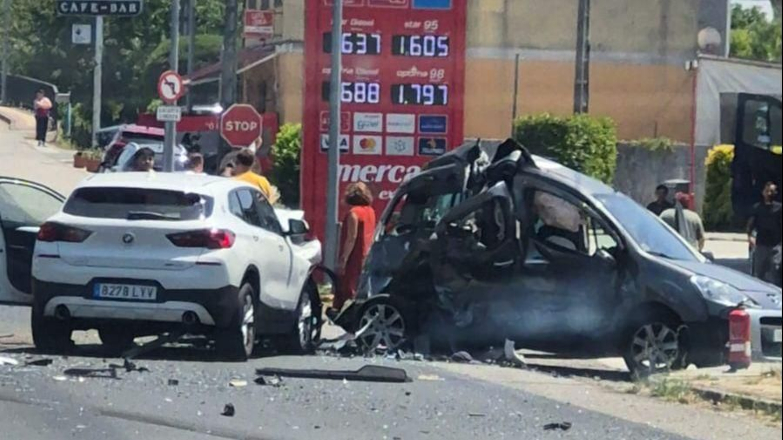 Los vehículos implicados quedaron con importantes daños tras la colisión registrada en la N-525, a la altura de Gustei.