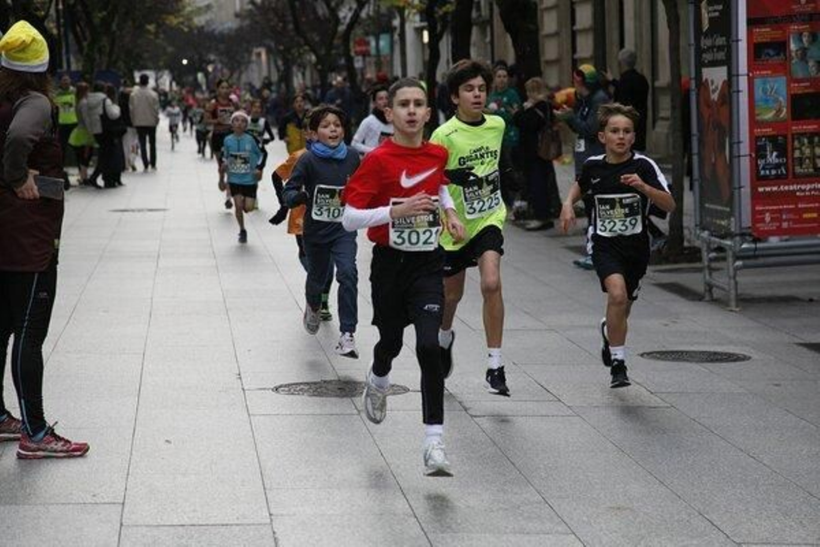 El paso por el Casco Vello obligó a extremar la atención por la estrechez de las calles.