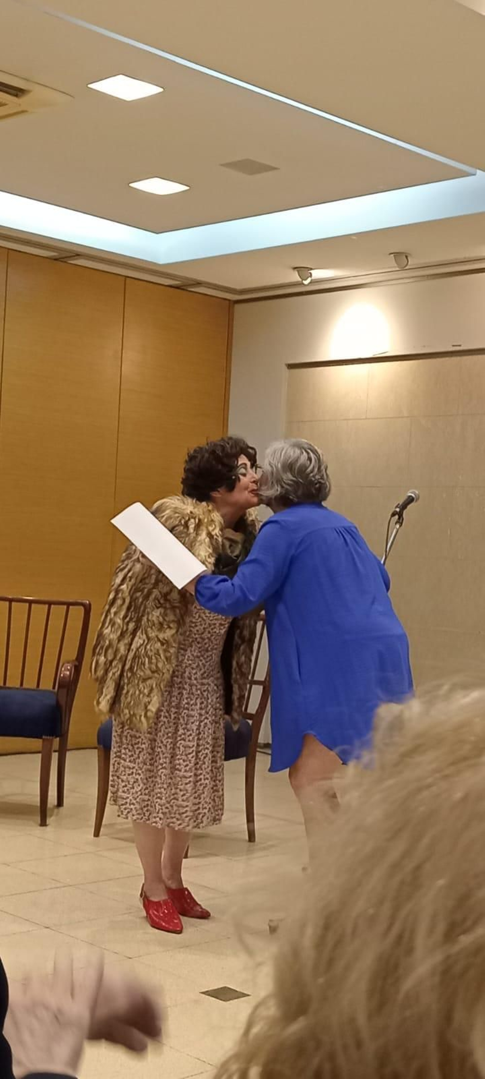 La actriz Marcela Fernández Señor recrea a Maruja Mallo y es recibida por Paula Sabajanes.