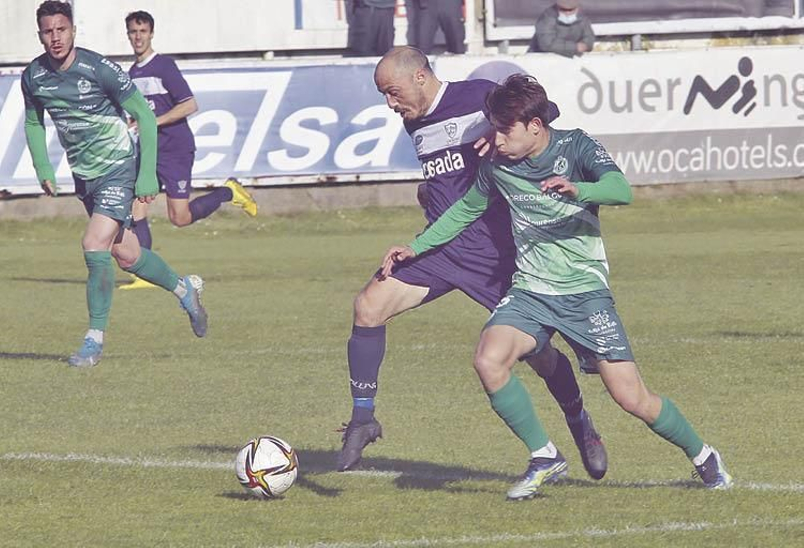 El delantero del Arenteiro Raúl Blanco pelea por una pelota con un rival. Foto: Joaquín Pañeda.