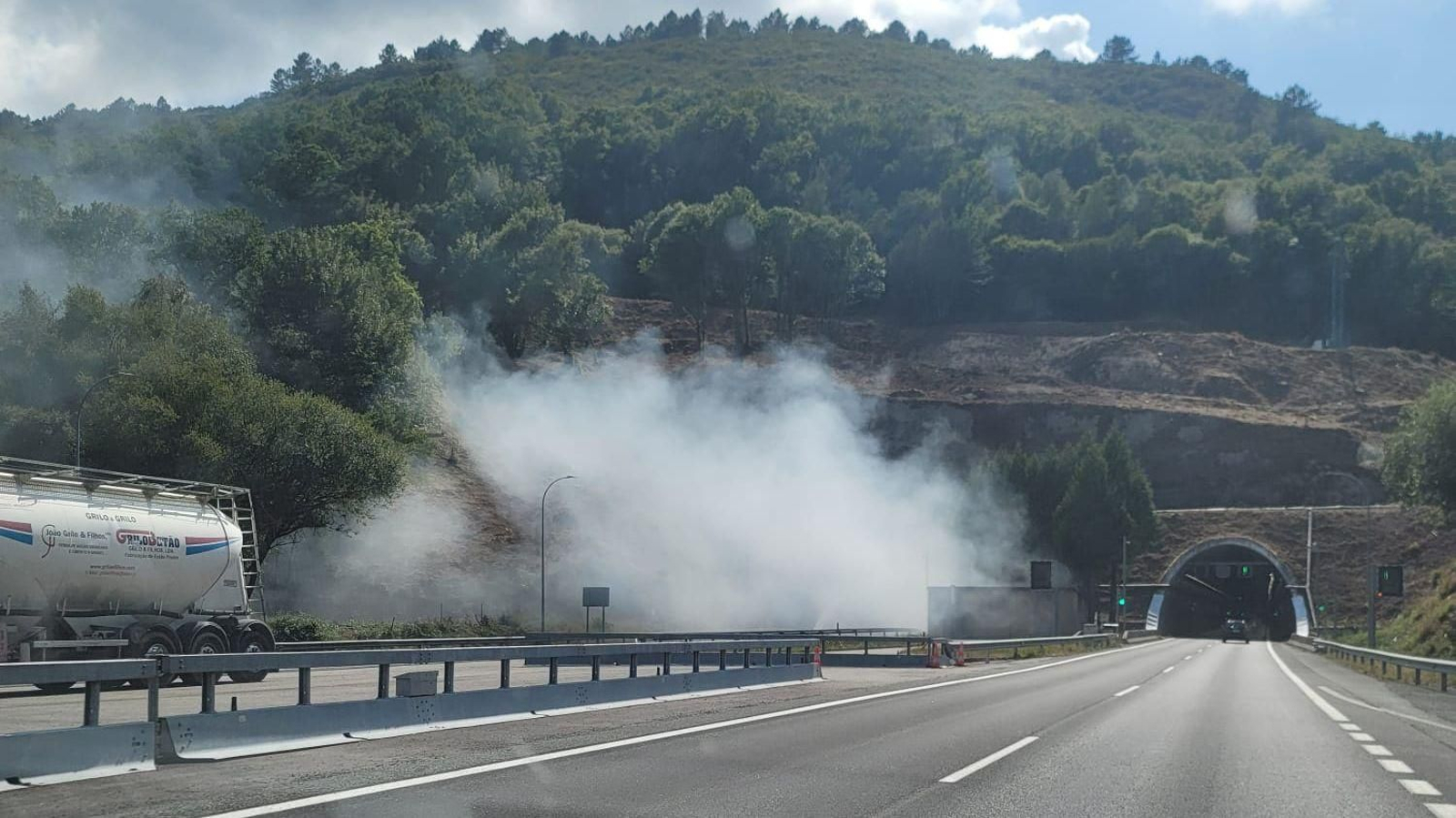 La humareda visible desde el exterior del túnel de Folgoso obligó a interrumpir el tráfico por motivos de seguridad.