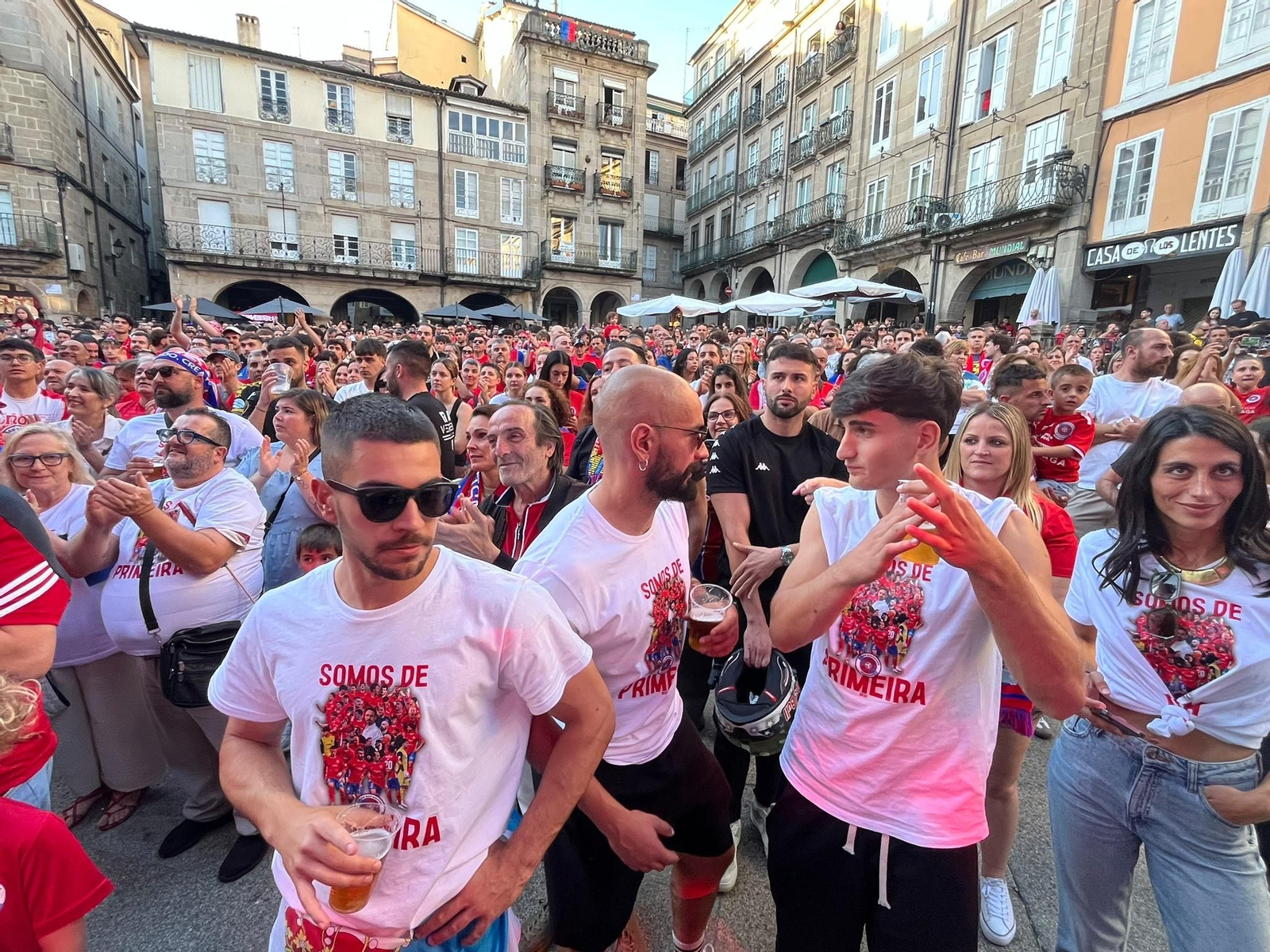 Galería | La aplaudida acogida de la UD Ourense de los unionistas contrasta con la pitada a Jácome en la Plaza Mayor, en fotos