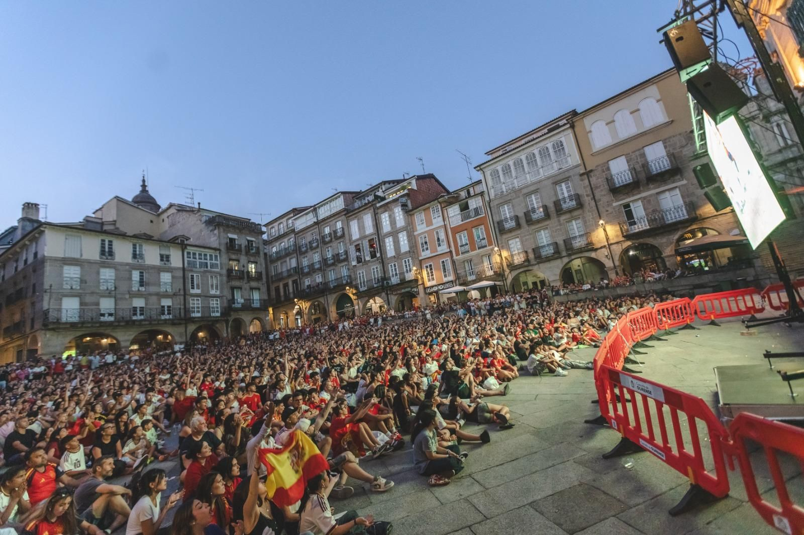 Galería | Camisetas, banderas y las calles de Ourense llenas de emoción por ver a España jugar los cuartos de final, en fotos