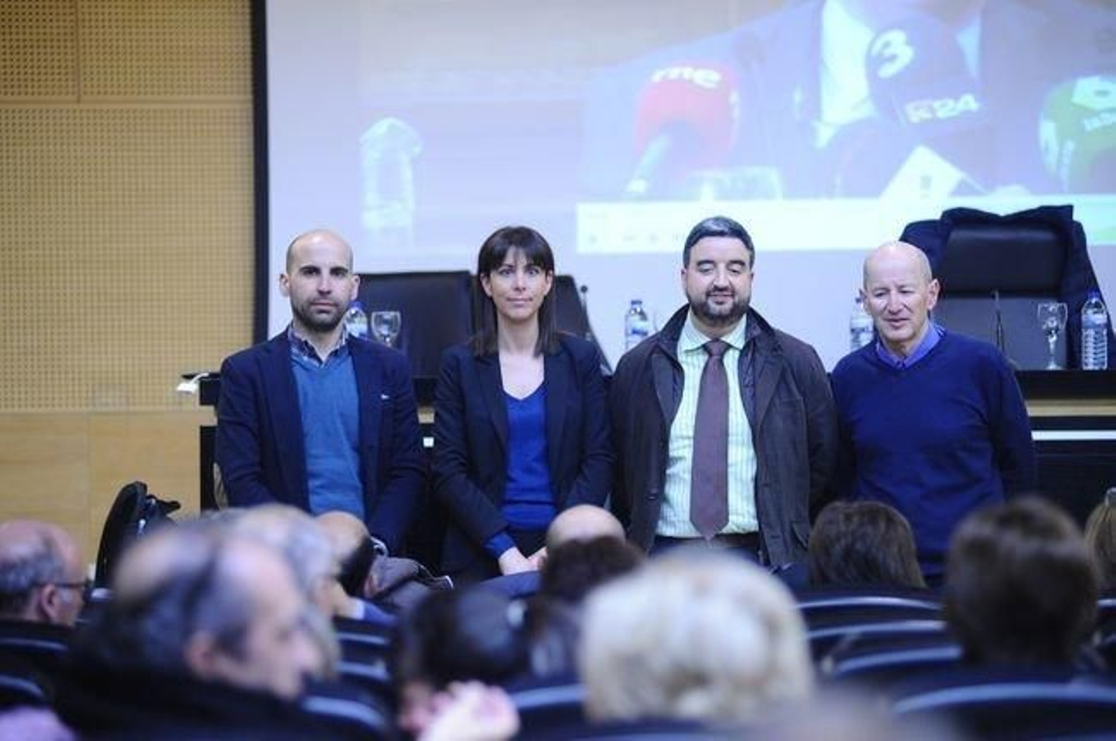 Juan Carlos Muñiz, Anna González, Javier Rivero y Carlos Moure antes de iniciarse el coloquio.