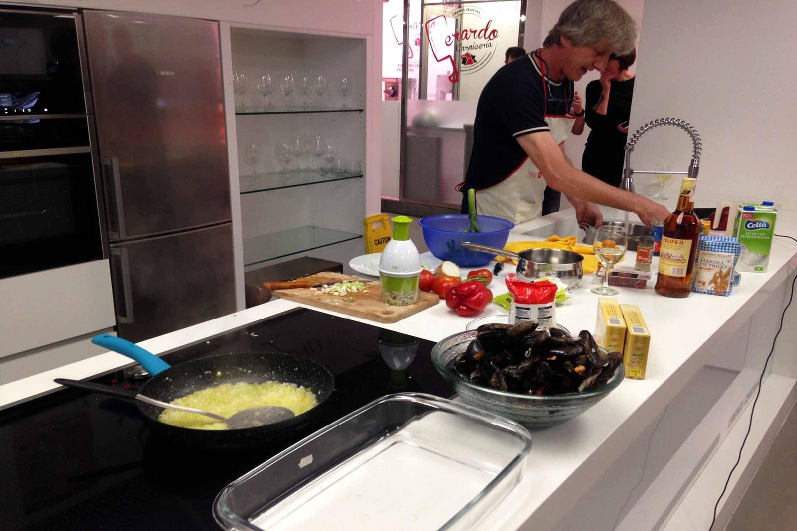 El artista Tony Lomba hizo suyos los fogones de la cocina del mercado de O Progreso para preparar lasaña de mejillones.