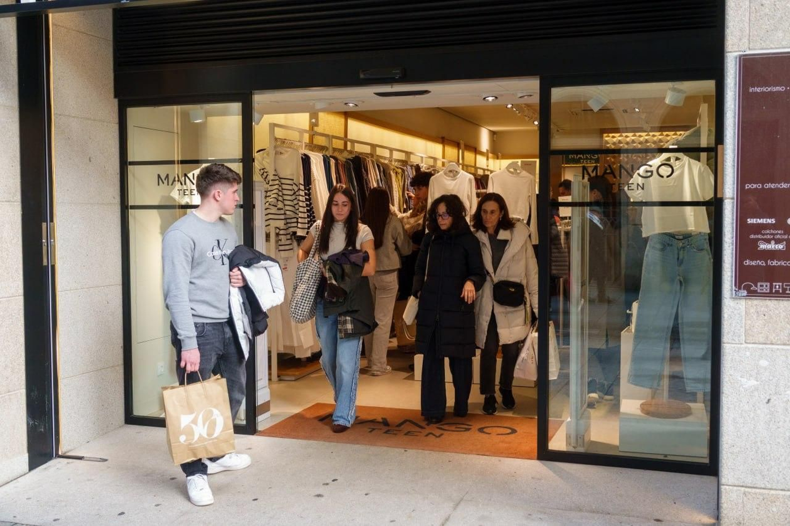 Galería | Los vigueses, con la tradición de las rebajas de enero