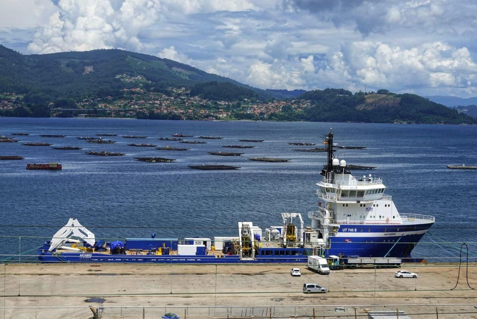 El buque 'Artabro', encargado de la misión del 'Pitanxo', atracado en el puerto de Vigo. Vicente Alonso
