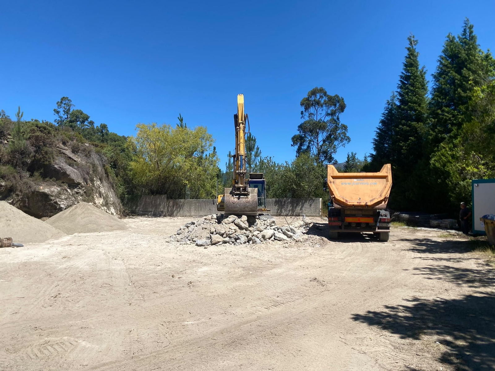 Las máquinas realizando tareas tras la demolición.