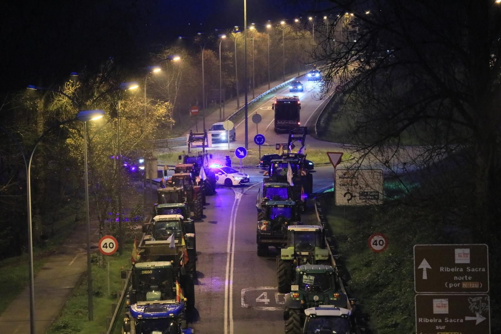 Galería | Largas hileras de tractores bloquean la N-120 en Ourense, en el cuarto fin de semana de protestas