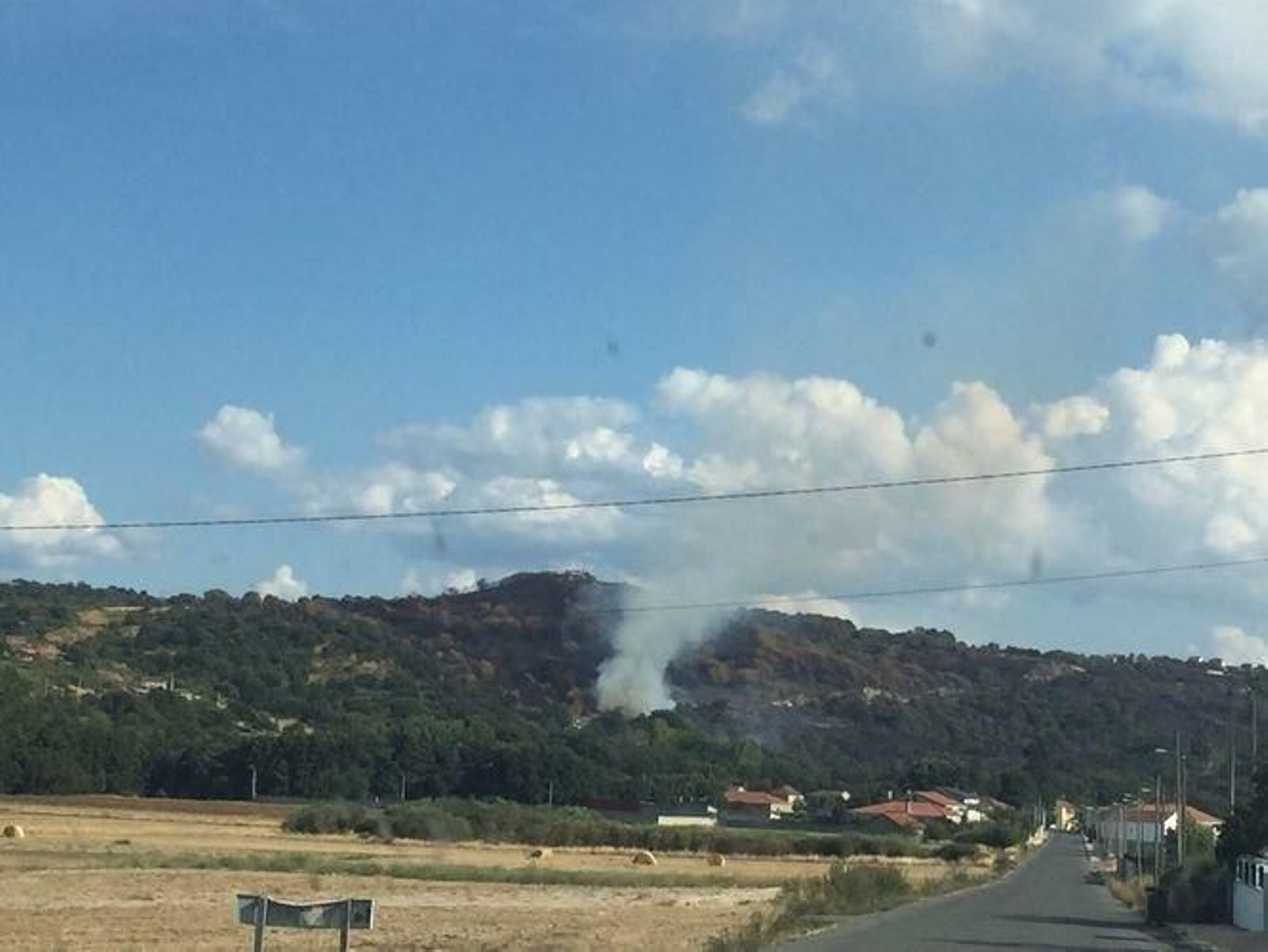 El incendio de Cualedro se reactivó en su perímetro durante unos minutos ayer en Faramontaos.