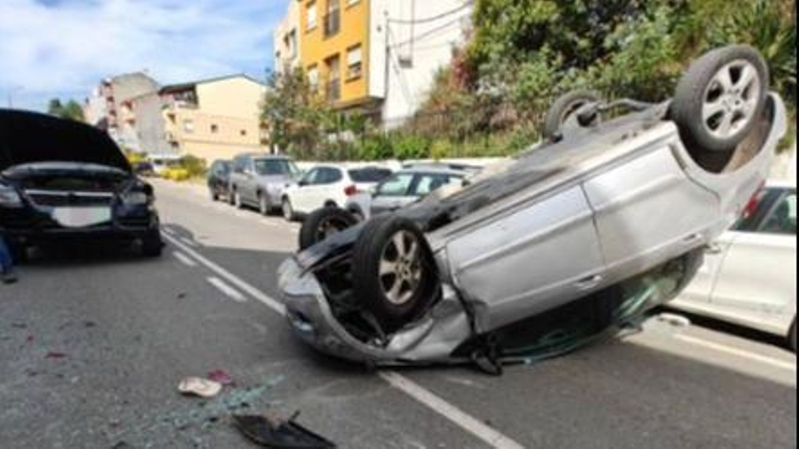 Uno de los vehículos implicados en el accidente de la Rúa do Progreso, en A Rúa (Valdeorras), quedó volcado tras la colisión.