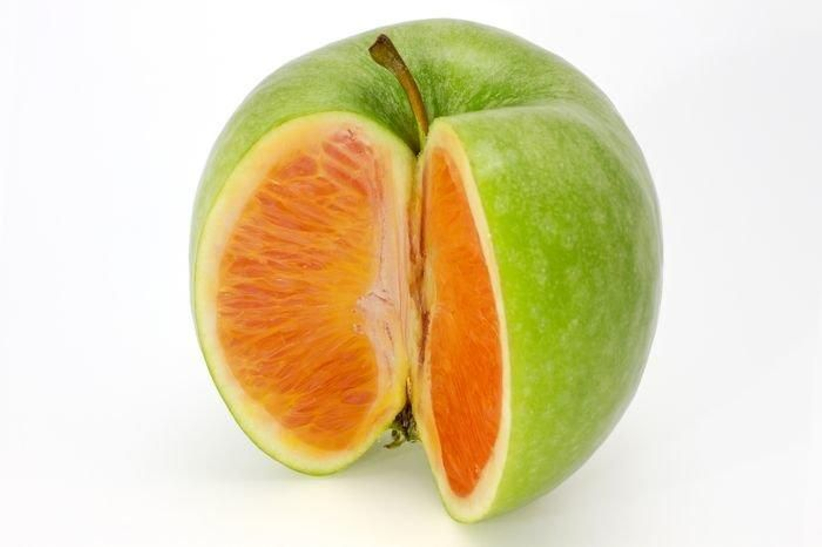 Una manzana verde con el interior naranja.
