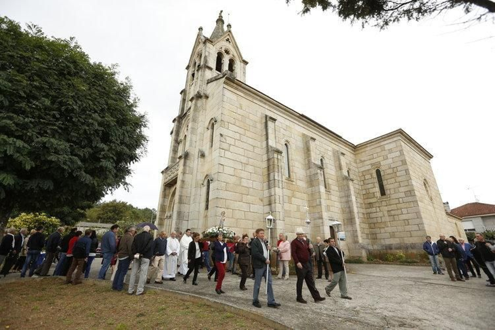 Procesión de la Virgen en torno al templo de Sabucedo de Montes, en Cartelle.