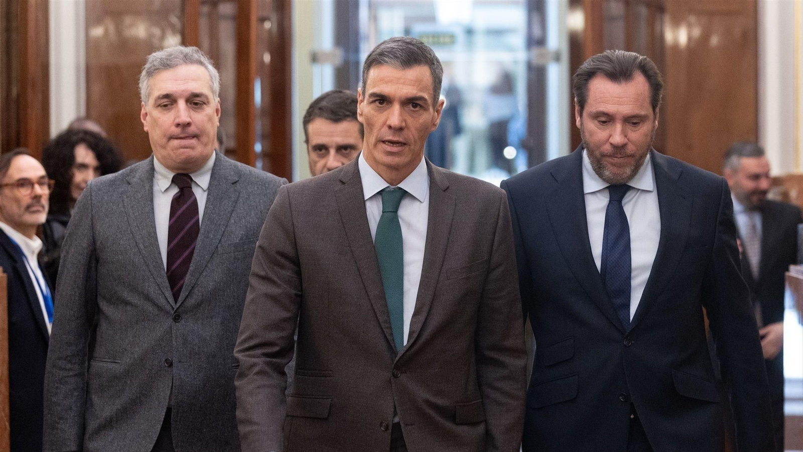 El presidente del Gobierno, Pedro Sánchez, y el ministro de Transportes, Óscar Puente, durante una sesión plenaria extraordinaria en el Congreso de los Diputados.