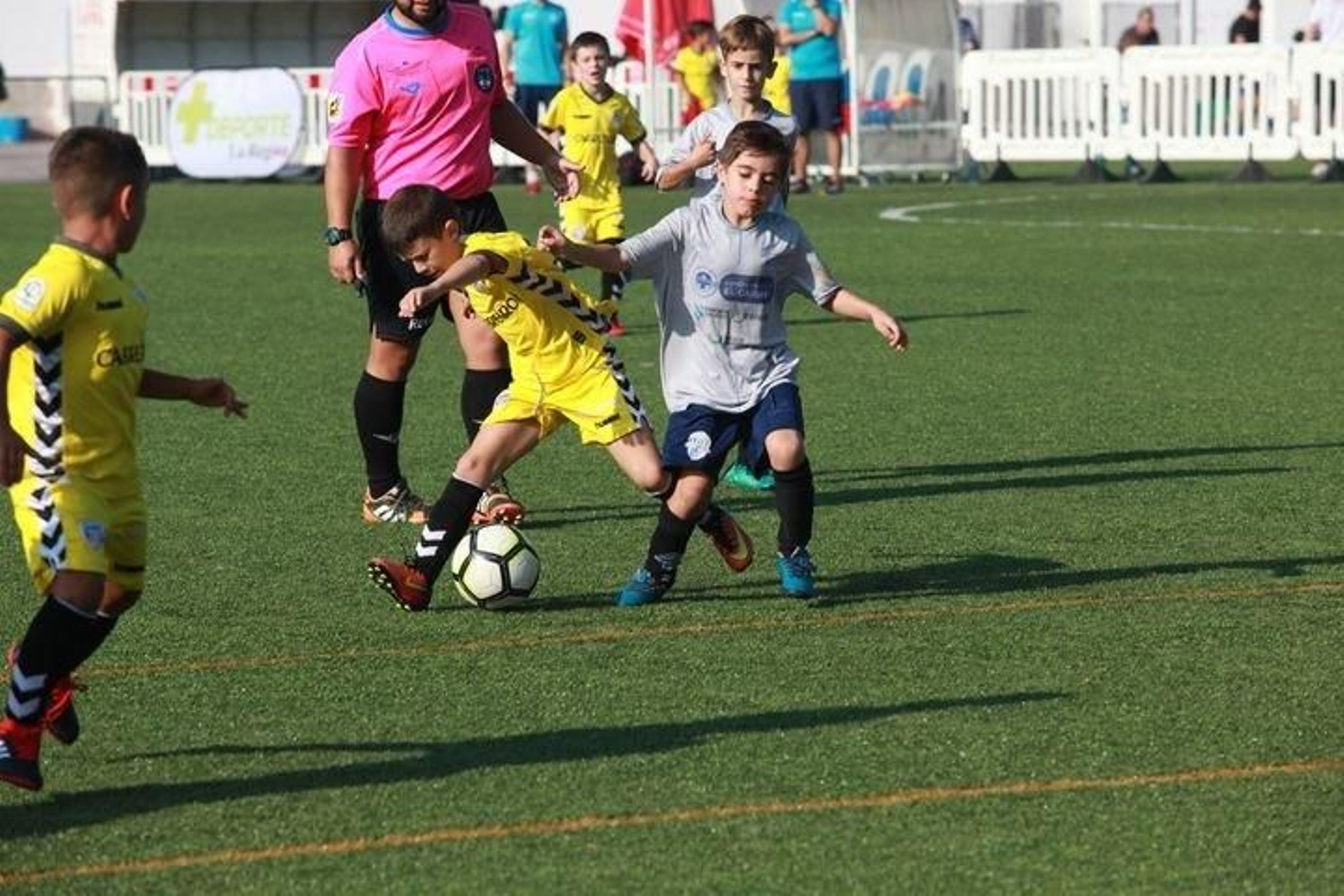 Un jugador del Lugo se lleva la pelota frente a un rival del Ourense CF.