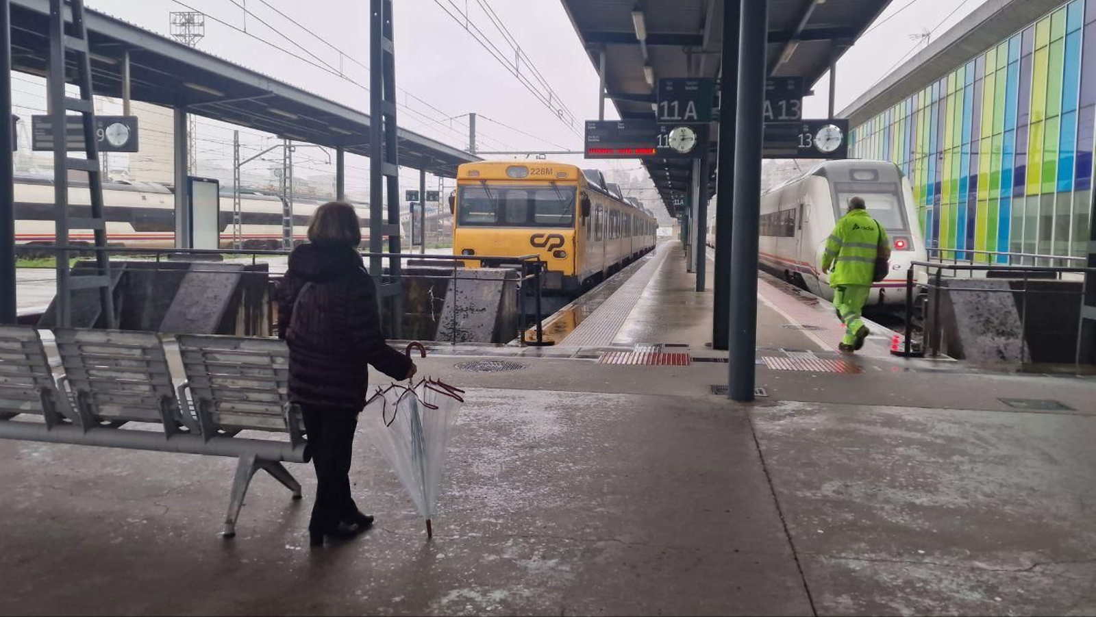 Trenes estacionados este lunes en la estación de Guixar.