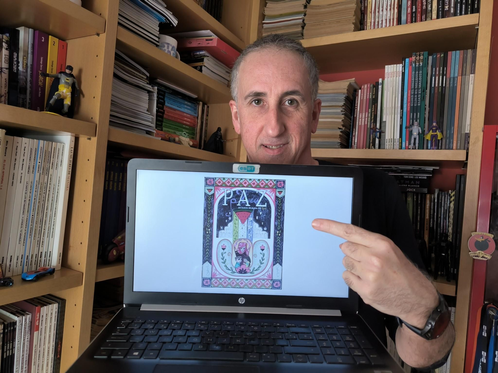 David Braña posa con la portada de la antología.