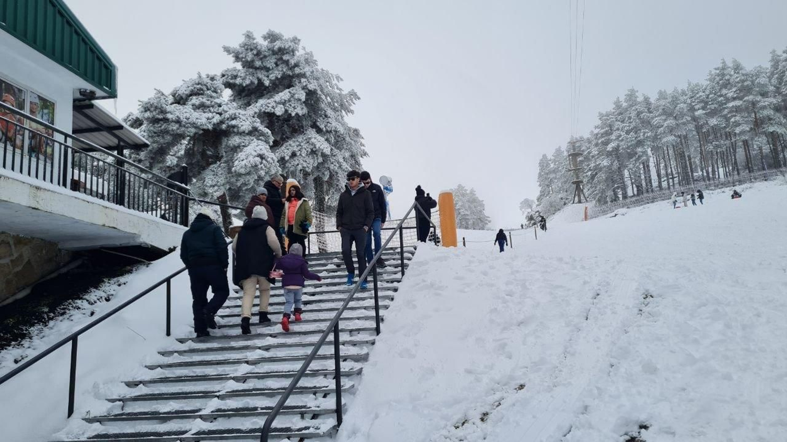 Visitantes acuden a Manzaneda en el Día de Reyes.