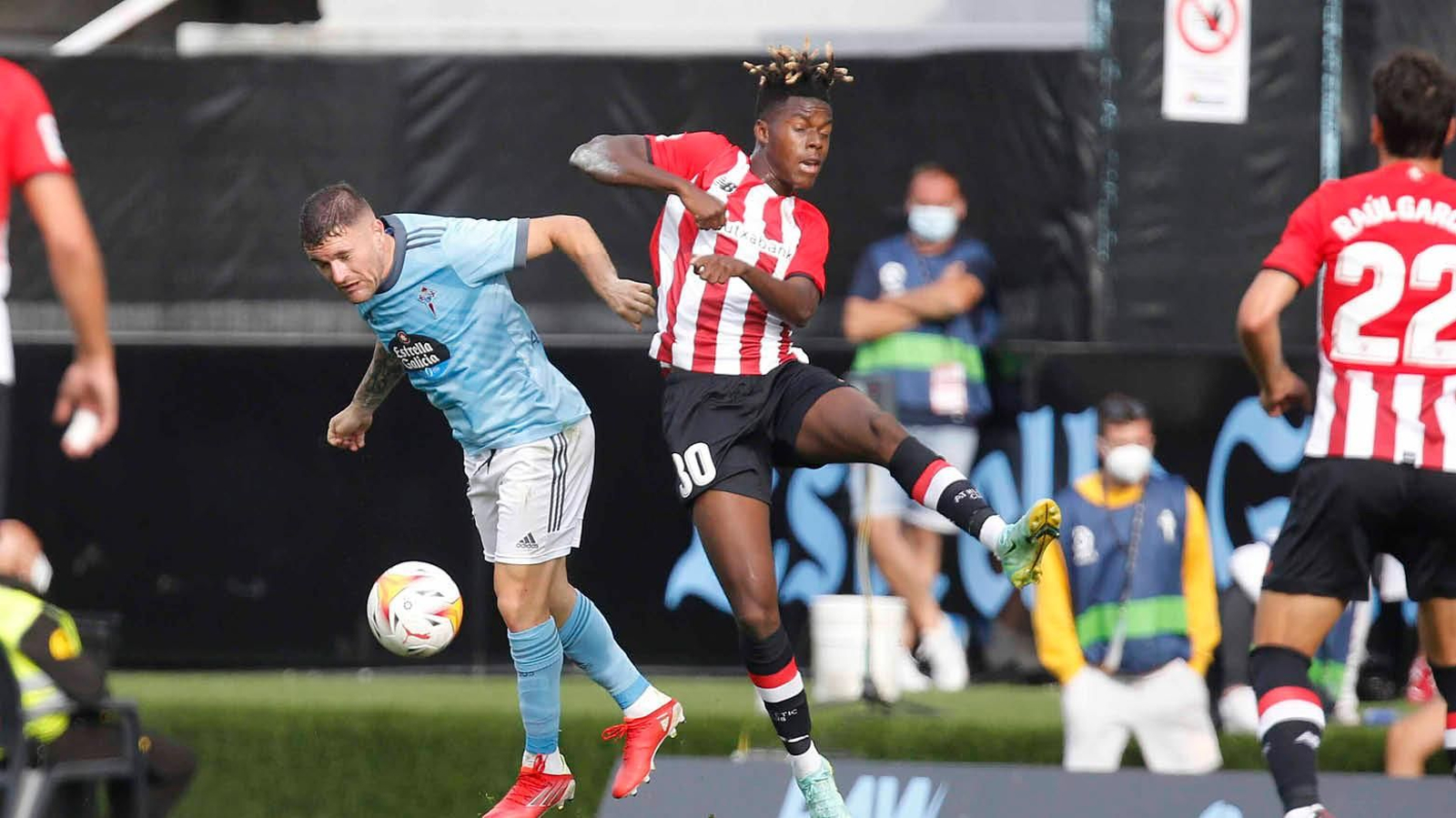Javi Galán salta con Nico Williams durante el partido de la tarde de ayer en Balaídos.