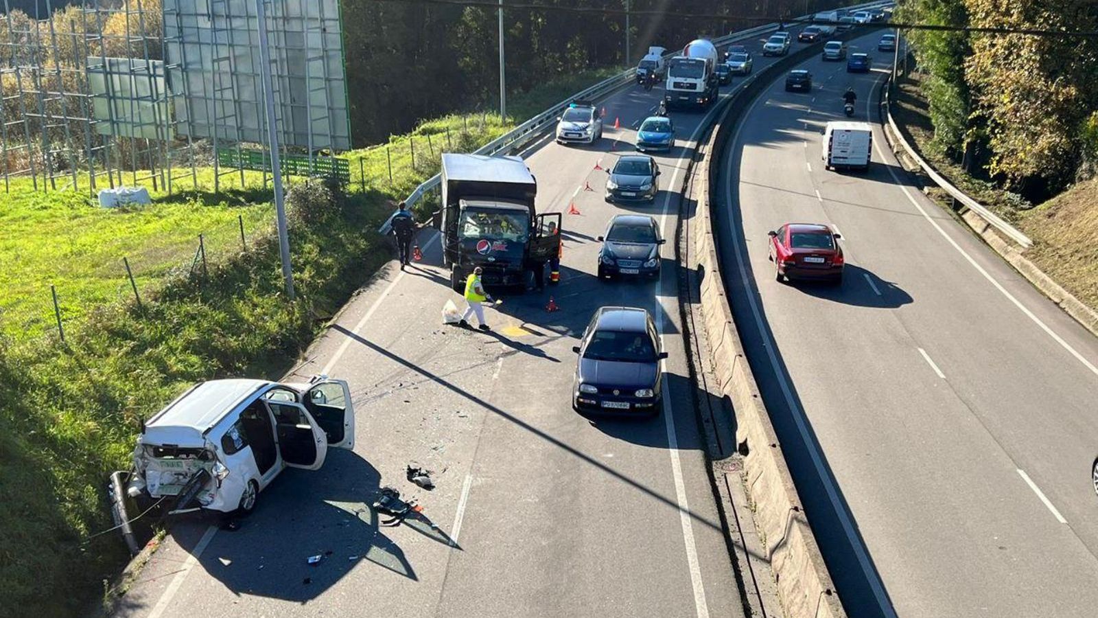 Brutal accidente entre un taxi y un camión en la avenida Arquitecto Palacios. // Alberte